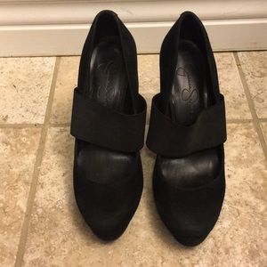 Suede pumps with elastic detail